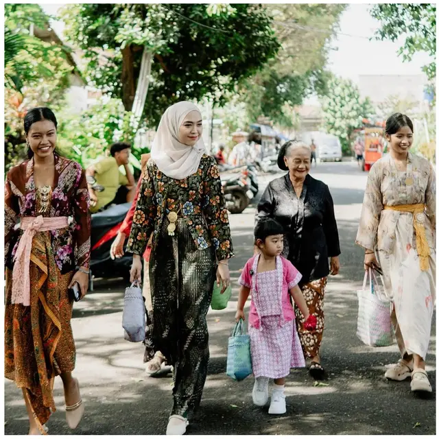 6 Detail Ria Ricis dalam Balutan Kebaya Floral yang Memukau, Asyik Liburan di Jogja
