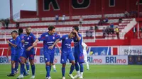 Para pemain Arema FC melakukan selebrasi setelah Salim Tuharea mencetak gol pertama ke gawang PSBS Biak dalam laga BRI Liga 1 2024/2025 di Stadion Soepriadi, Kota Blitar, Sabtu (21/12/2024). Arema FC menang 3-2 dalam laga tersebut. (Bola.com/Iwan Setiawan)