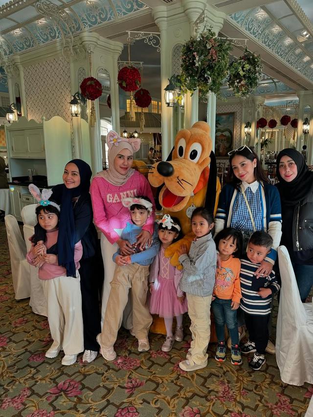 Potret gemas Rafathar, Rayyanza dan Lily kenakan baju kembar (credit: instagram/raffinagita1717)