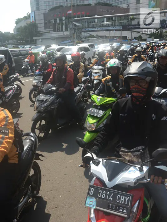 Ratusan pengemudi Uber melakukan konvoi perpisahan Bundaran HI, Jakarta, Sabtu (7/4). Setelah Uber di akuisisi oleh perusahaan Grab kini sebagaian besar driver berpindah ke Gojek. (Merdeka.com/Imam Buhori)