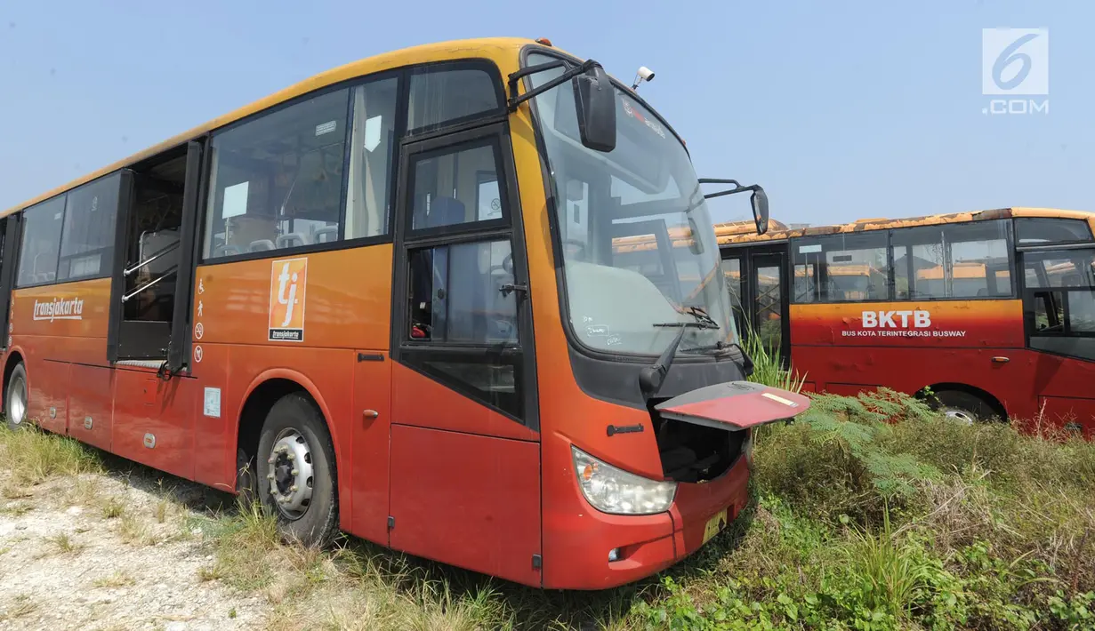 Bus Transjakarta yang sudah tidak digunakan lagi diparkir di lahan kosong di Dramaga, Kabupaten Bogor, Jawa Barat, Minggu (28/7/2019). Kurang lebih 300 bus Transjakarta dengan kondisi tak terawat diparkir di lahan kosong sejak 2018. (merdeka.com/Arie Basuki)