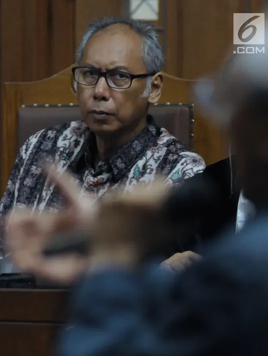 Terdakwa perkara merintangi penyidikan dugaan korupsi E-KTP, Bimanesh Sutarjo menyimak keterangan saksi saat mengikuti sidang lanjutan di Pengadilan Tipikor, Jakarta, Senin (16/4). Sidang mendengar keterangan saksi. (Liputan6.com/Helmi Fithriansyah)