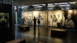 Pengunjung mengunjungi Museum Pele di Santos, Brasil, 26 Desember 2022. Museum Pele terdiri dari berbagai perlengkapan yang berkaitan dengan kejayaan sang legenda. (AP Photo/Matias Delacroix)