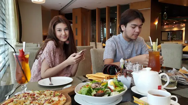 Sering Dikira Pacar, Ini 6 Potret Kebersamaan Zoe Abbas Jackson dan Kakak