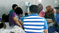 Saat melahirkan, ari-ari bayi gadis keterbelakangan mental itu dipotong menggunakan parang. (Liputan6.com/Fauzan)