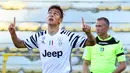 Penyerang Juventus, Paulo Dybala, melakukan selebrasi usai mencetak gol ke gawang Bologna pada giornata terakhir Liga Italia Serie A 2016-2017 di Stadion Renato Dall'Ara, Minggu (28/5/2017). Juventus menang 2-1. (EPA/Giorgio Benvenuti)