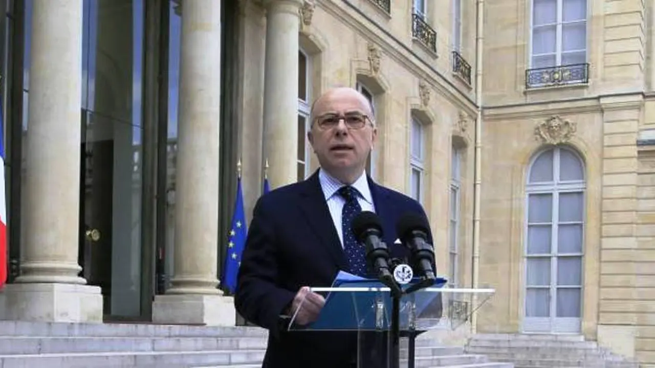 Menteri Dalam Negeri Prancis Bernard Cazeneuve 