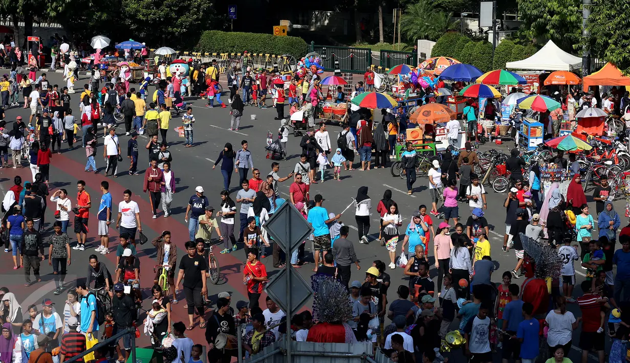 Suasana di sekitar kawasan Bundaran HI saat Car Free Day, Jakarta, Minggu (30/4). Warga memanfaatkan liburan panjang dengan mengunjungi CFD bersama keluarga atau teman. (Liputan6.com/Johan Tallo)