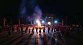 Orang-orang dari etnis minoritas Yi menari di sekitar api unggun untuk merayakan Festival Obor di Bijie, di provinsi Guizhou barat daya China pada 5 Juni 2023. (AFP/STR)