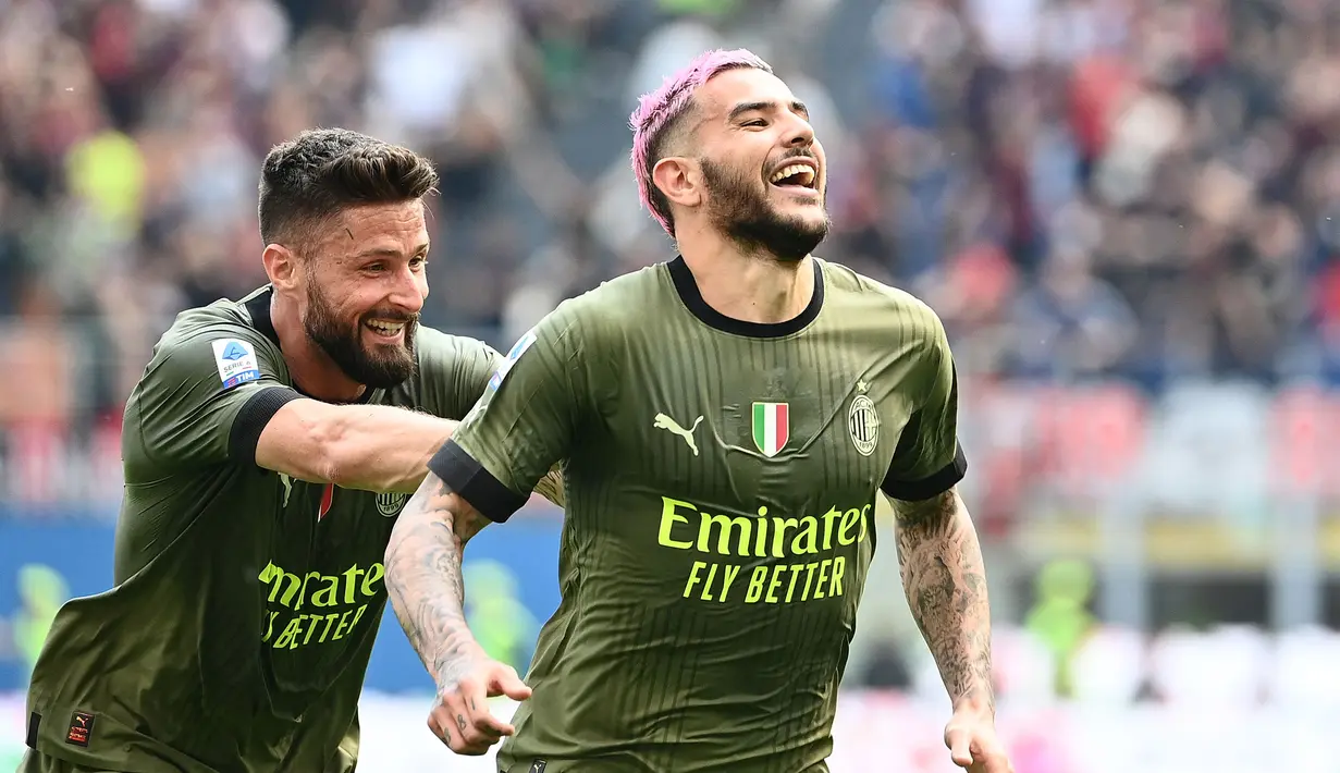 Pemain AC Milan, Theo Hernandez (kanan) melakukan selebrasi bersama rekannya Olivier Giroud setelah mencetak gol ke gawang Lazio pada laga lanjutan Liga Italia 2022/2023 di Stadion San Siro, Milan, 6 Mei 2023. Hernandez dibeli AC Milan pada 2019 lalu dari Real Madrid. Ia mampu berkembang pesat setelah empat musim di San Siro.Pemain berkebangsaan Prancis tersebut bisa dibilang merupakan salh satu bek kiri terbaik di Liga Italia akhir-akhir ini. Hernandez tercatat telah membuat 167 penampilan di semua kompetisi dengan melesatkan 24 gol dan 28 assist. (AFP/Isabella Bonotto)