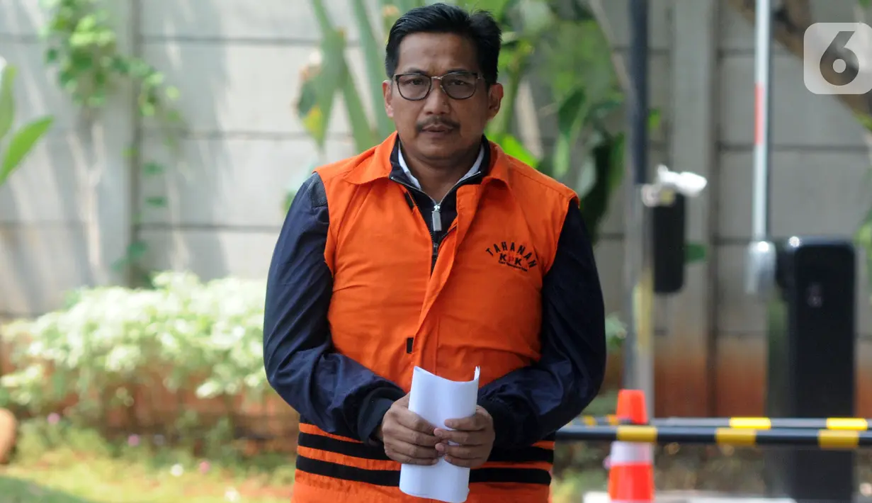 Mantan anggota DPR Bowo Sidik Pangarso tiba untuk pemeriksaan  di gedung KPK, Jakarta, Kamis (24/10/2019). Bowo Sidik diperiksa terkait pengembangan kasus suap kerja sama pengangkutan bidang pelayaran antara PT Pupuk Indonesia Logistik dan PT Humpuss Transportasi Kimia. (merdeka.com/Dwi Narwoko)