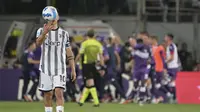 Penyerang Juventus, Paulo Dybala memegang bola saat para pemain Fiorentina melakukan selebrasi selama pertandingan lanjutan Liga Serie A Italia di Florence, Italia, Minggu (22/5/2022). Fiorentina menang atas Juventus dengan skor 2-0. (Alfredo Falcone/LaPresse via AP)
