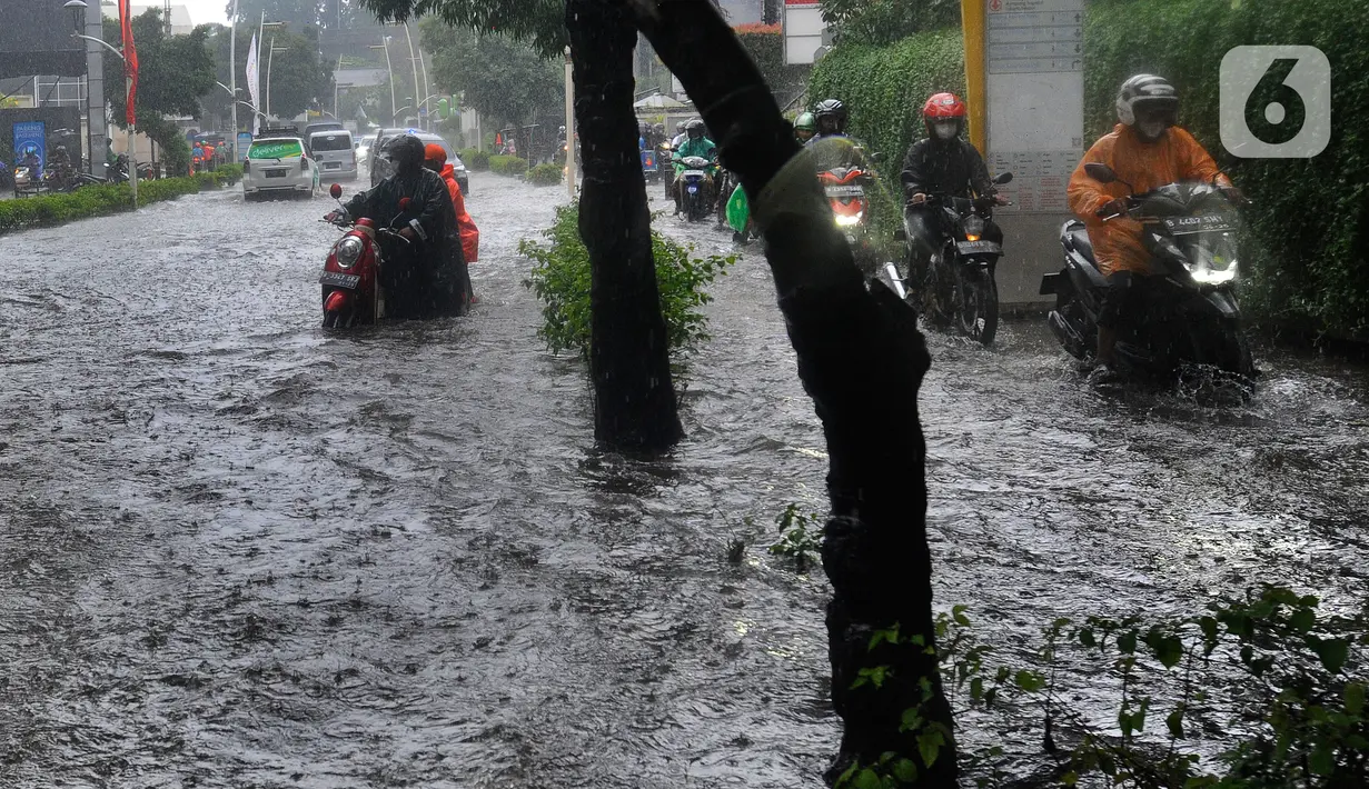 Sejumlah kendaraan melintasi trotoar untuk menghindari banjir di Jalan Kemang Raya, Jakarta Selatan, Kamis (3/11/2022). Hujan deras sekitar dua jam lebih menyebabkan Jalan Kemang Raya digenangi banjir sekitar 30 cm sehingga benyak kendaraan tidak dapat melintas. (merdeka.com/Arie Basuki)