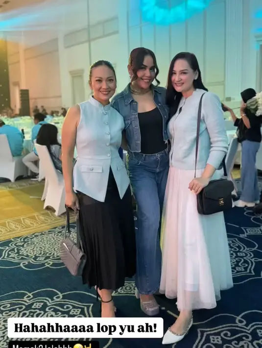 Mona Ratuliu mengenakan atasan cardigan baby blue dipadukan long skirt sheer putih senada dengan warna flat shoesnya. Ia pun membawa sling bag hitam. [@monaratuliu]
