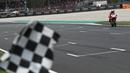 Pebalap Ducati, Jorge Lorenzo, finish pertama pada balapan MotoGP 2018 di Sirkuit Catalunya, Spanyol, Minggu (17/6/2018). Lorenzo menjadi yang tercepat dengan catatan waktu 40 menit 13,566 detik. (AP/Eric Alonso)