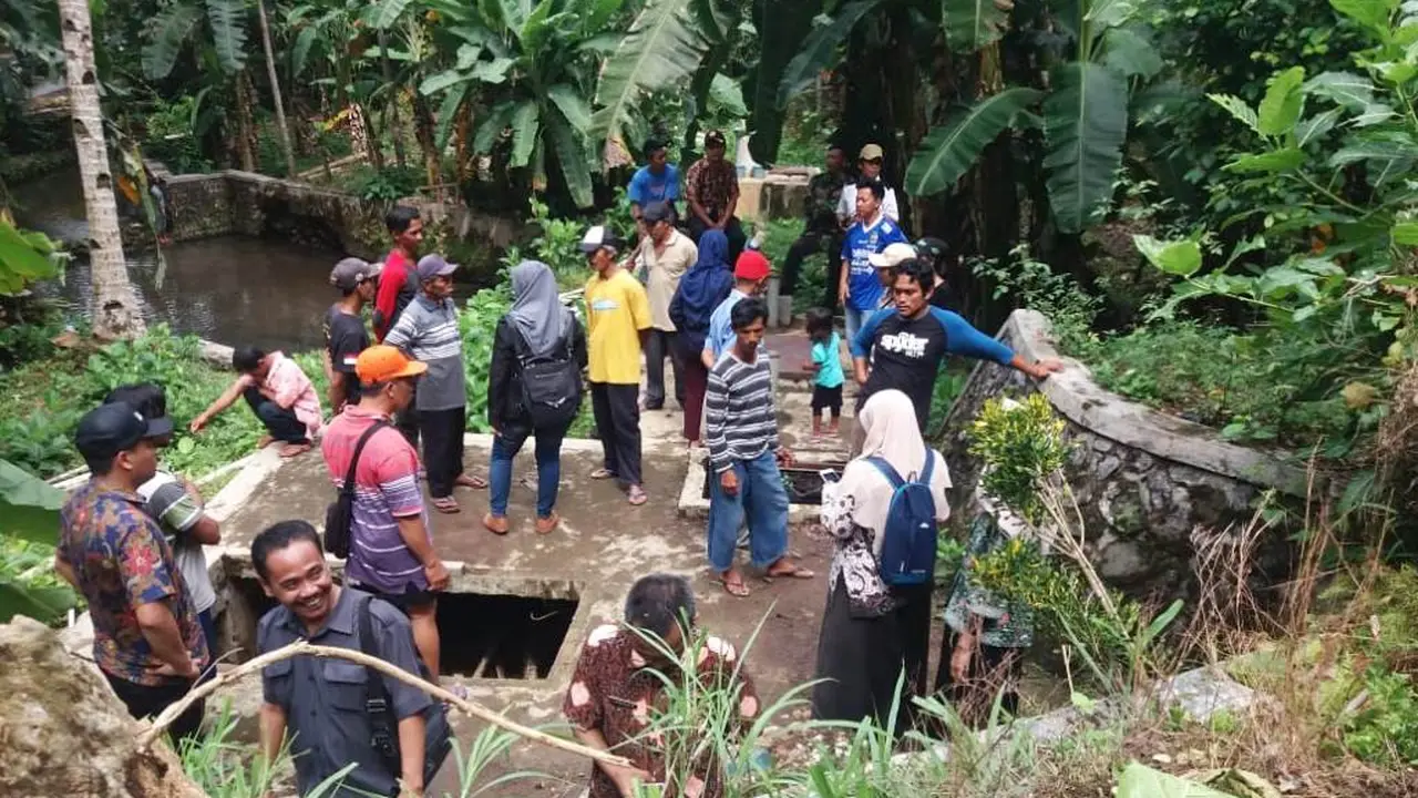 Perwakilan Pemda dan DPRD Kebumen serta masyarakat melihat langsung Kali Sirah, sungai yang mengalir dari mata air Gua Pucung (Liputan6.com/Perpag/Muhamad Ridlo)