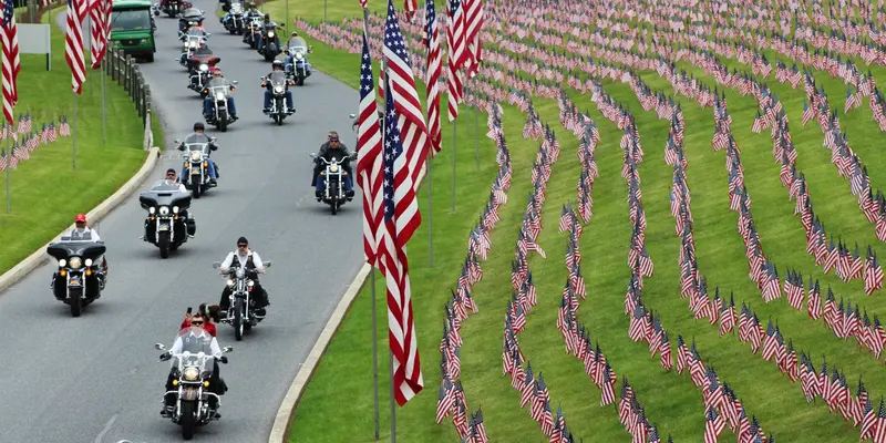 Peringati Hari Pahlawan, Bikers Berikan Penghormatan di Makam Veteran
