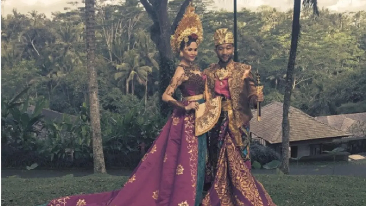 John Legend dan Chrissy Teigen Tampil Memukau dengan Pakaian Bali