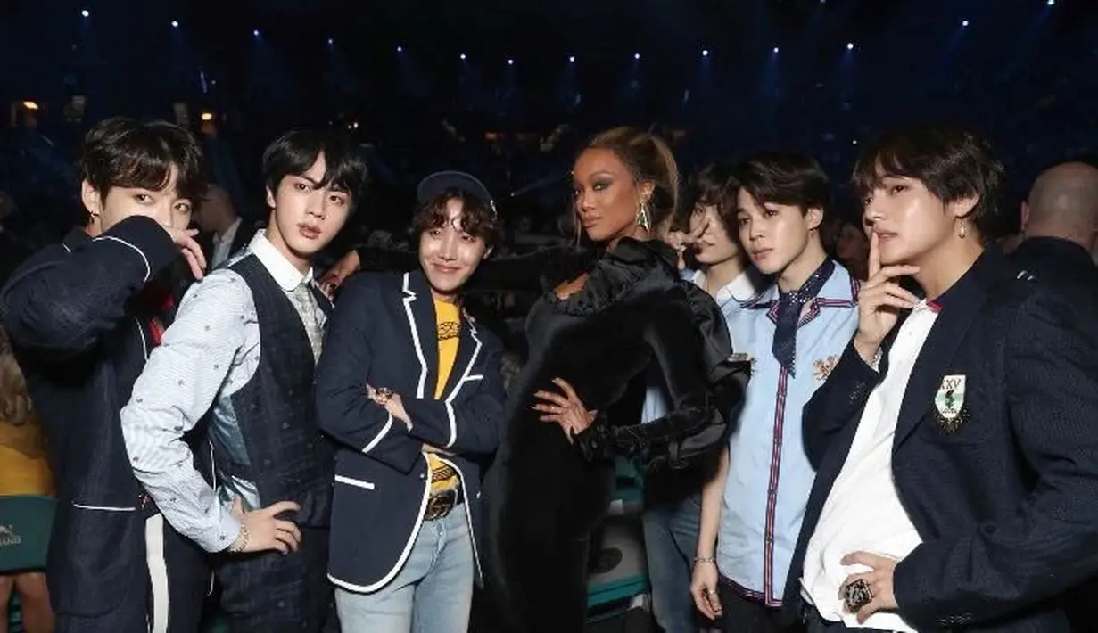 Frankie Grande juga terlihat menyempatkan diri berfoto selfie dengan BTS. "Hanya foto selfie dengan BTS, biasa saja," kicau Frankie Grande. (Foto: twitter.com/FrankieJGrande)