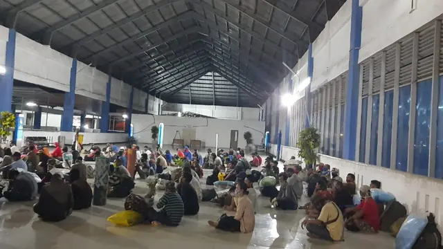 Pemudik dikumpulkan di Lantai II Terminal Terpadu Merak yang berhadap-hadapan dengan kantor BPTD Banten. Mereka didata.