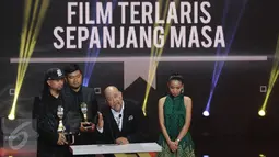 Indro “warkop” menyampaikan pernyataan usai film Warkop DKI Reborn: Jangkrik Boss! Part 1 dinobatkan sebagai Film Terlaris Sepanjang Masa pada IBOMA 2017 di Studio 6 Emtek City, Jakarta, Kamis (30/3). (Liputan6.com/Helmi Fithriansyah)
