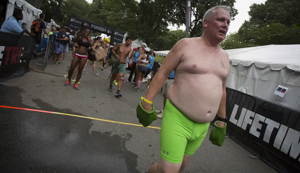 Seorang pria peserta acara Underwear Run di Central Park, New York, berhasil melewati garis finis, Jumat (2/8/14). (REUTERS/Carlo Allegri)