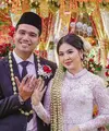 Momen sakral ini digelar dengan nuansa budaya yang kental, memadukan adat Minang dan Jawa dalam satu perayaan yang megah. [@fuji_an].