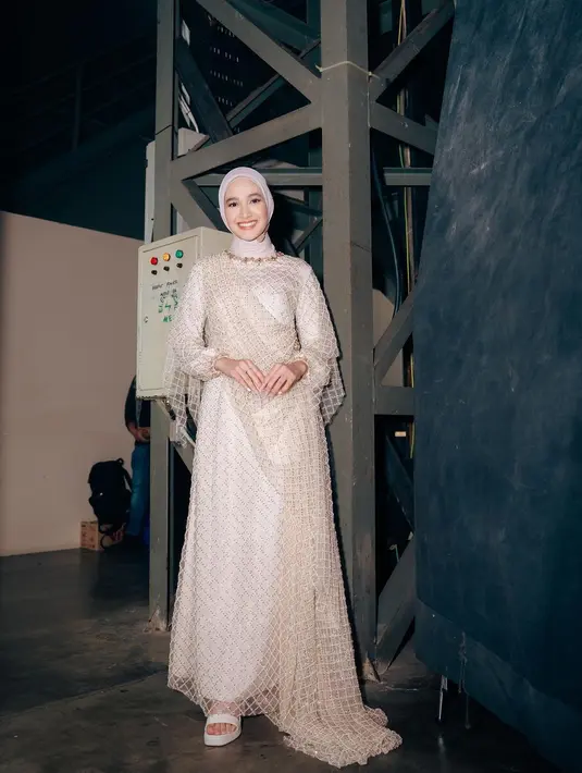 Cantiknya bak dewi Cut Syifa mengenakan ress berjaring bernuansa emas dengan inner putih dan hijab polos yang serasi. [Foto: Instagram/cutsyifaa]