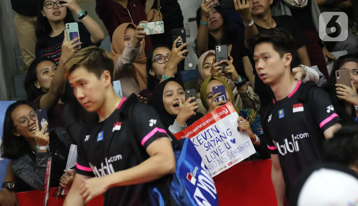 Pebulutangkis Indonesia, Kevin Sanjaya Sukamulio/Marcus Fernaldi Gideon saat melawan He Ji Ting/Tan Qiang (China) pada babak kedua ganda putra Indonesia Masters 2020 di Istora GBK, Jakarta, Kamis (16/1/2020). Kevin/Markus unggul 21-19 21-13. (Liputan6.com/Helmi Fithriansyah)