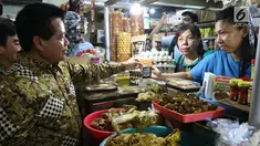 Direktur Bisnis Kecil dan Jaringan Bank Mandiri Hery Gunardi saat melakukan transakasi non tunai usai berbelanja di PD Pasar Jaya Mayestik, Jakarta, Rabu (4/4). (Liputan6.com/Angga Yuniar)