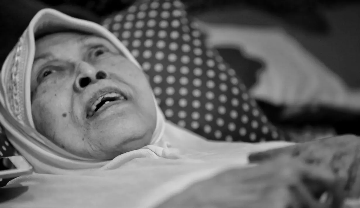 "Iya emang tiduran saja. Kalau duduk muntah-muntah. Makan, minum, salat diurusin. Jadi mesti ada orang yang ngurusin. Lala ini, anak yang keenam," ujar Aminah dengan suara lemah saat disambangi Bintang.com belum lama ini. (Adrian Putra/Bintang.com)