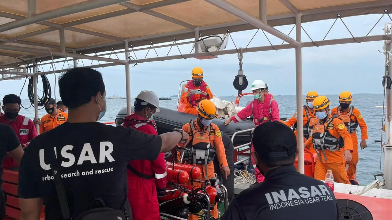 Basarnas menerjunkan robot bawah air ROV untuk mencari black box dan korban pesawat Sriwijaya Air SJ 182