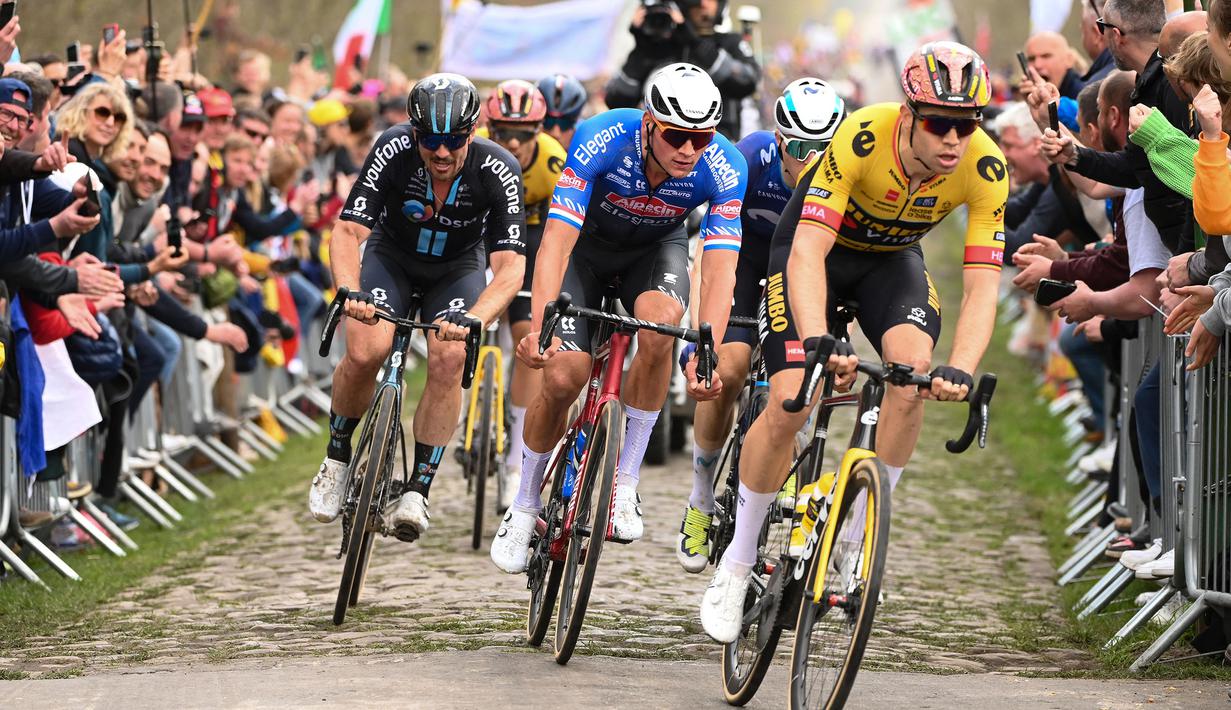 Pebalap Alpecin-Deceuninck, Mathieu Van der Poel (kedua kanan) memacu sepedanya saat ajang balap sepeda Paris Roubaix 2023 yang menempuh Compiegne hingga Roubaix, Prancis utara, 9 April 2023. (AFP/Francois Lo Presti)