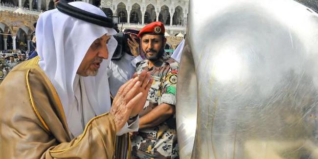 Prosesi memandikan Ka'bah dan Hajar Aswad | (c) merdeka.com