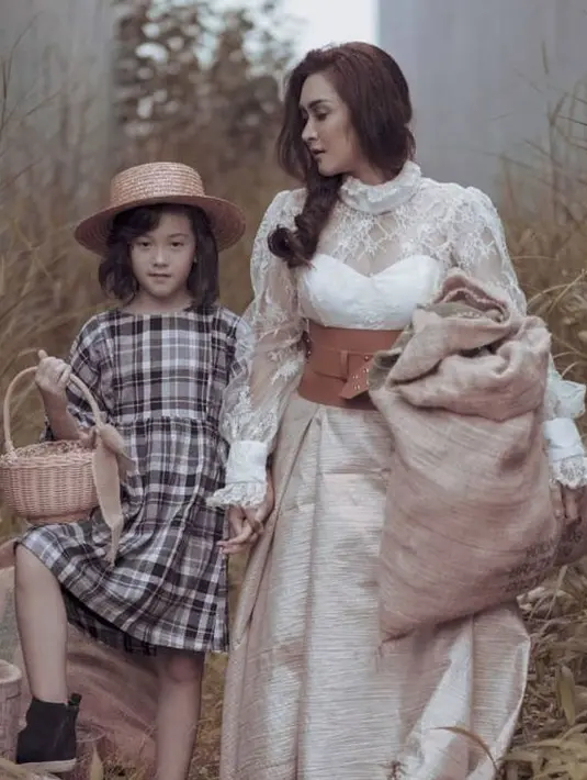 Wajah cantik Mikhaela merupakan turunan dari sang ibu. Oleh karena itu banyak warganet yang menyebut jika anak ibu punya wajah yang mirip. (Foto: instagram.com/nafaurbach)