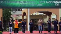 Presiden Joko Widodo (Jokowi) ditemani Koordinator Staf Khusus Presiden Teten Masduki memandu senam bersama di depan Kantor Wali Kota Tangerang, Minggu (4/11). Kegiatan itu dalam rangka perayaan Hari Kesehatan Nasional ke-54. (Liputan6.com/Johan Tallo)