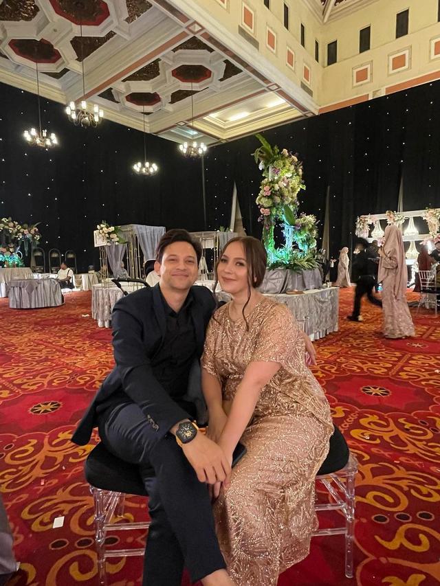 6 Gaya Lucky Perdana dan Lidi Brugman saat Kondangan yang Curi Perhatian