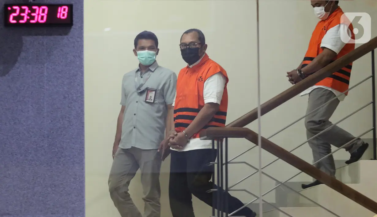 Wakil Ketua DPRD Provinsi Jawa Timur 2019-2024, Sahat Tua P. Simandjuntak (kedua kiri) sesaat sebelum rilis penetapan tersangka dan penahanan di Gedung Merah Putih Komisi Pemberantasan Korupsi (KPK), Jakarta, Kamis (15/12/2022). Sahat Tua P. Simandjuntak bersama tiga orang lainnya terjerat Operasi Tangkap Tangan (OTT) yang digelar tim penindakan KPK di Surabaya, Jawa Timur, pada Rabu (14/12) malam. (Liputan6.com/Helmi Fithriansyah)