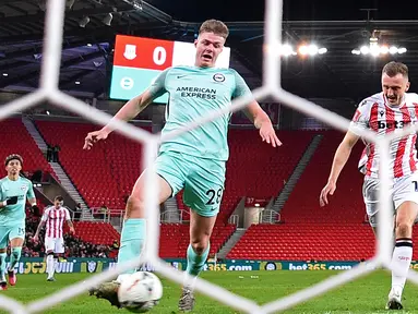 Pemain Brighton and Hove Albion Evan Ferguson (kiri) mencetak gol ke gawang Stoke City pada pertandingan sepak bola putaran kelima Piala FA di Stadion bet365, Stoke on Trent, Inggris, 28 Februari 2023. Brighton and Hove Albion mengalahkan Stoke City dengan skor 1-0. (Oli SCARFF/AFP)