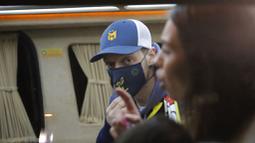 Pesepak bola asal Jerman, Mesut Ozil, saat tiba di Bandara Ataturk, Turki, Senin (18/1/2021). Setelah memutuskan hengkang dari Arsenal, Ozil akan memperkuat klub asal Turki, Fenerbahce. (AP Photo)