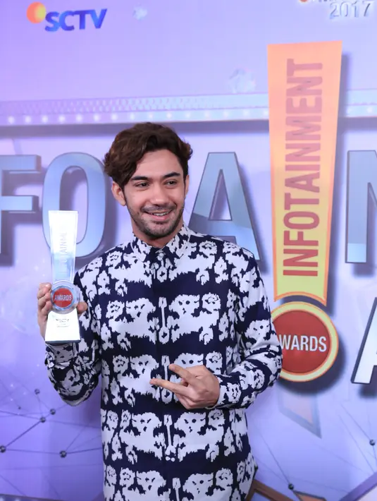 "Ini adalah buah hasil dari kerja keras saya, prestasi atau penghargaan itu adalah bonus, saya mensyukuri," ucap Reza Rahadian di Studio 6 Emtek City, Daan Mogot, Jakarta Barat, Selasa (24/1/2017). (Adrian Putra/Bintang.com)