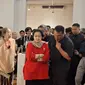 Presiden kelima RI Megawati Soekarnoputri saat meninjau pameran seni rupa patung dan aktivisme karya Dolorosa Sinaga di Gedung A Galeri Nasional Indonesia, Jakarta Pusat, Kamis (8/8/2024). (Dok. Istimewa)