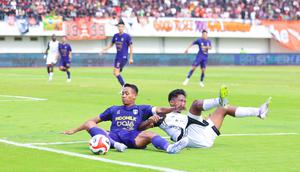 Persija Jakarta sukses mengungguli tuan rumah Persita Tangerang pada babak pertama pekan ke-19 Super League 2025/2026 di Stadion Indomilk Arena, Jumat (30/1/2026) sore WIB. Kapten Persita Muhammad Toha berduel dengan pemain muda Persija, Aditya Warman. (Bola.com/M Iqbal Ichsan)