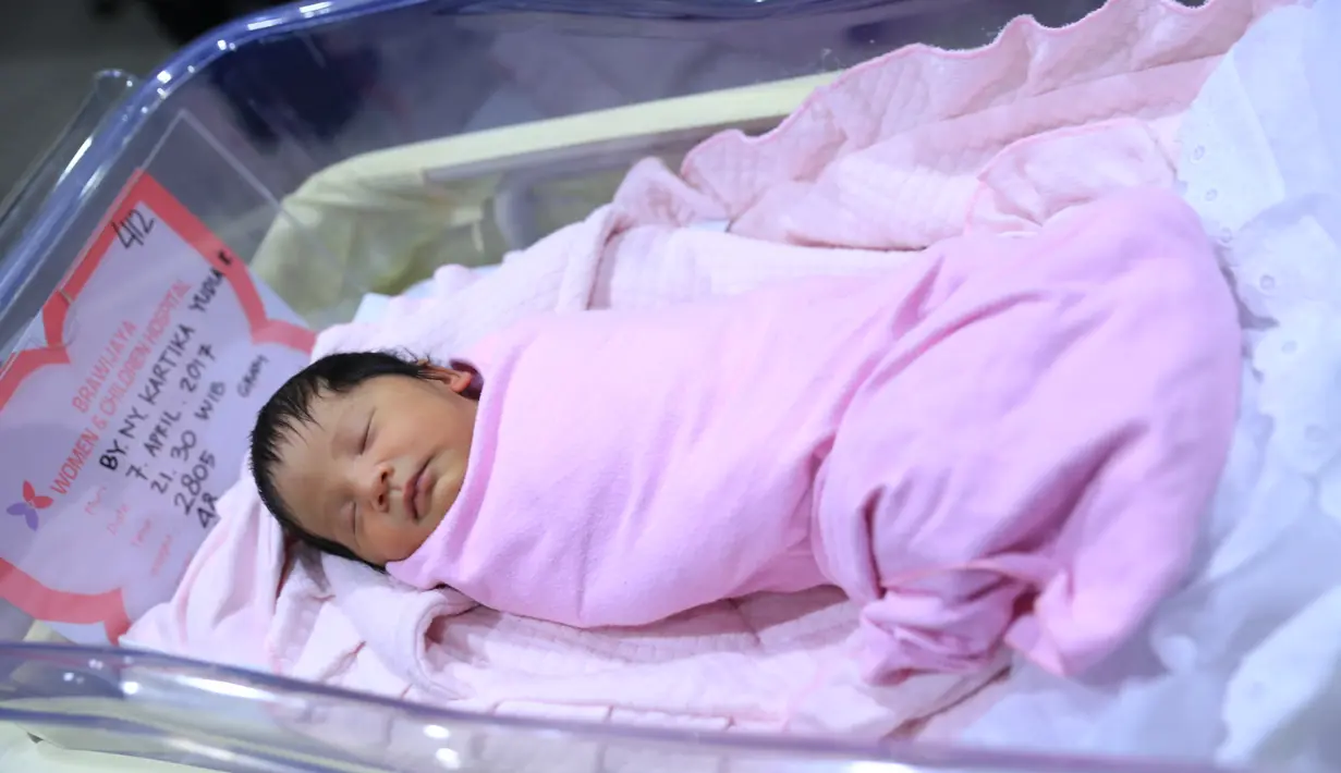 Tika Ramlan mengelar jumpa pers di rumah sakit Brawijaya, Jakarta Selatan Senin (10/4/2017). Anak ketiga berjenis kelamin perempuan itu lahir melalui caesar dengan bobot 2,8 kg dan panjang 48 cm. (Adrian Putra/Bintang.com)