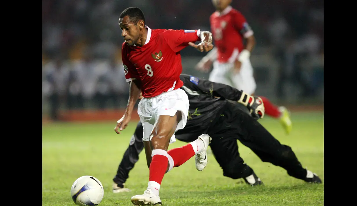 Raihan tiga poin atas Bahrain jadi modal Timnas Indonesia menghadapi Arab Saudi pada laga lanjutan Grup D di Stadion GBK, 14 Juli 2007. Meski kebobolan pada menit ke-12 lewat aksi Yasser Al Qahtani, Skuad Garuda tetap memberikan perlawanan maksimal. Mereka bahkan berhasil menyamakan kedudukan menjadi 1-1 melalui Elie Aiboy lima menit berselang. (AFP/Adek Berry)