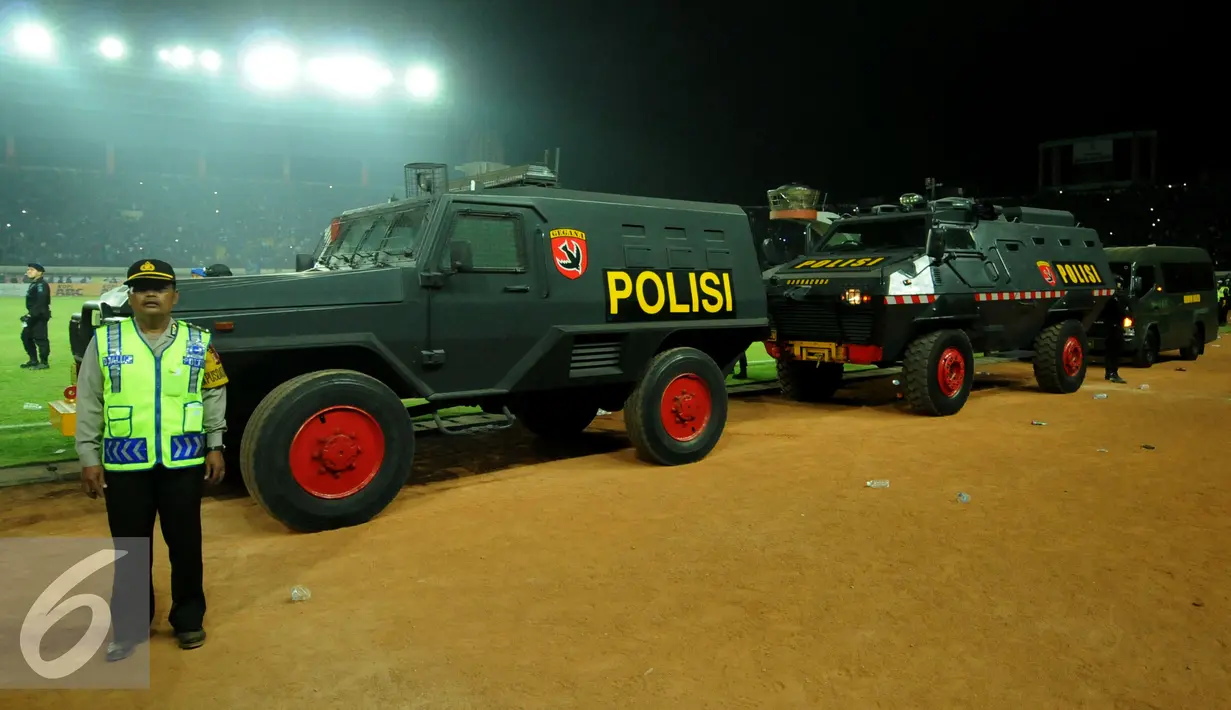 Sejumlah kendaraan taktis disiagakan untuk mengangkut skuat PBFC usai laga melawan Persib di Stadion Si JalakHarupat, Bandung, Sabtu (26/9/2015). PBFC kalah 1-2 dari Persib. (Liputan6.com/Helmi Fithriansyah)