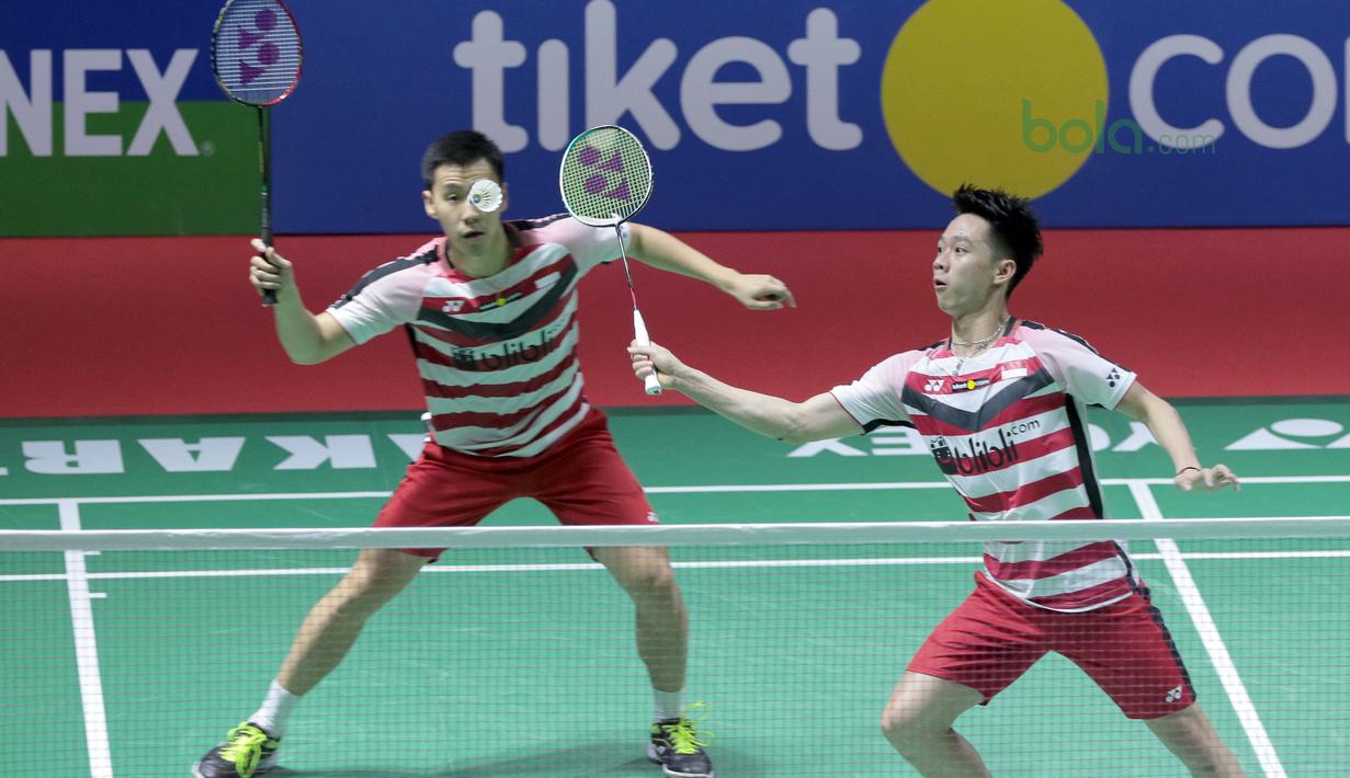 Kevin Sanjaya mencoba mengembalikan kok ke arah Takuto Inoue/Yuki Kaneko pada final Indonesia Open 2018 di Istora Senayan, Jakarta, (8/6/2018). Tontowi/Liliyana menang 21-17, 21-8. (Bola.com/Nick Hanoatubun)