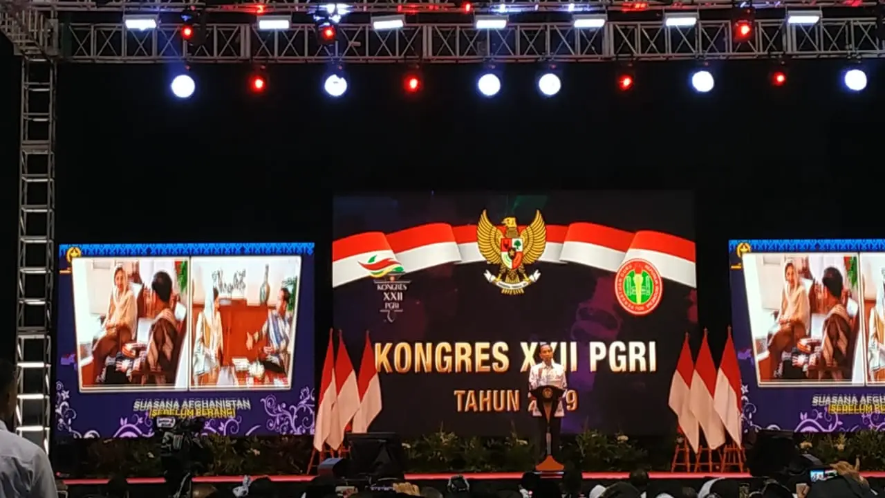 Presiden Joko Widodo atau Jokowi meminta para guru untuk berinovasi dalam proses belajar mengajar.