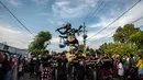 Pawai ogoh-ogoh juga diselingi dengan musik gamelan dan tarian pewayangan Mahabarata. Sehingga suasan semarak semakin terasa dalam pawai ogoh-ogoh tahun ini. (AFP/Juni Kriswanto)