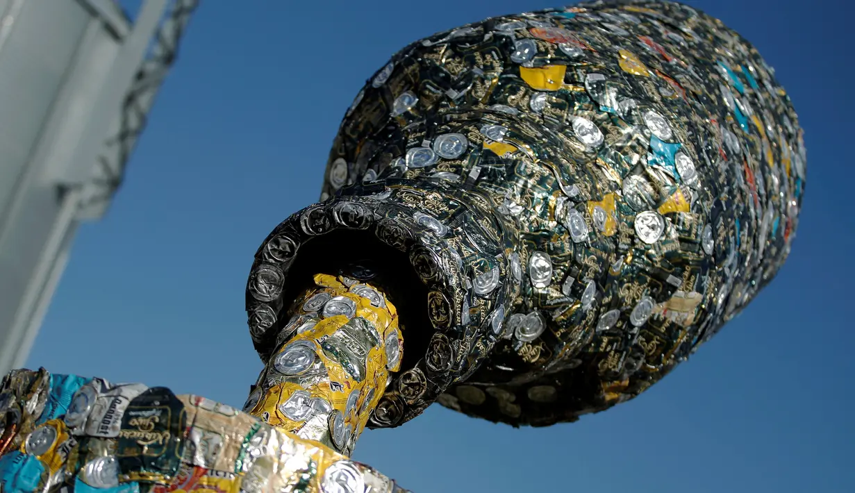 Detail patung 'Bottle and glass' yang memiliki tinggi lima meter terlihat dipajang di Niksic, Montenegro, Senin (31/10). Patung karya seniman Nikola Simanic dan Marko Petrovic Njegos itu terbuat dari ribuan kaleng bir. (REUTERS / Stevo Vasiljevic)